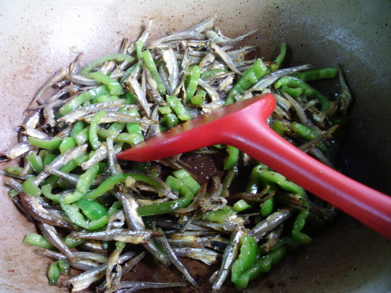 Steps for Making Stir-fried Dried Fish with Green Pepper