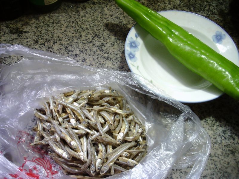 Steps for Making Stir-fried Dried Fish with Green Pepper