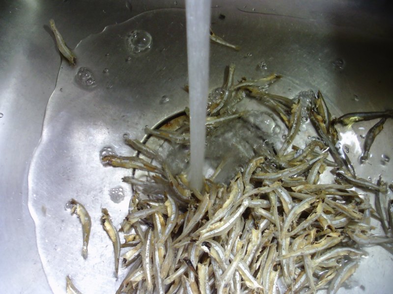 Steps for Making Stir-fried Dried Fish with Green Pepper