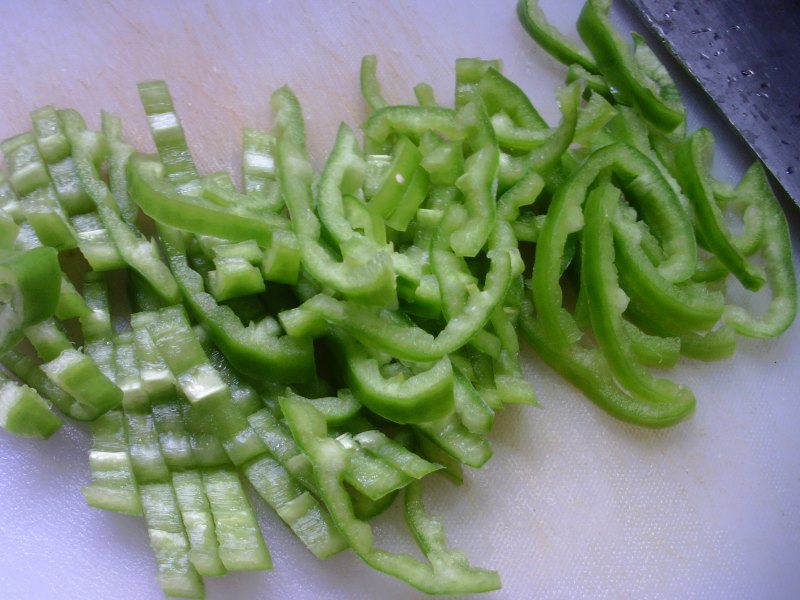 Steps for Making Stir-fried Dried Fish with Green Pepper