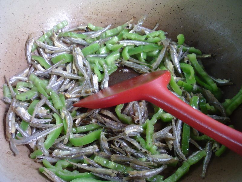 Steps for Making Stir-fried Dried Fish with Green Pepper