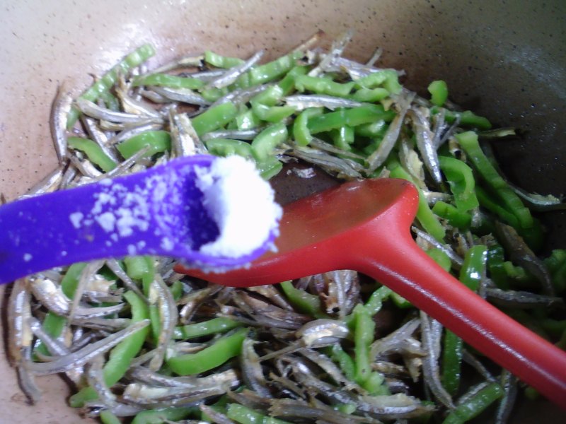 Steps for Making Stir-fried Dried Fish with Green Pepper