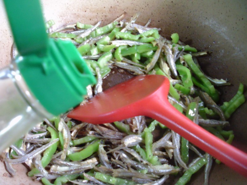 Steps for Making Stir-fried Dried Fish with Green Pepper