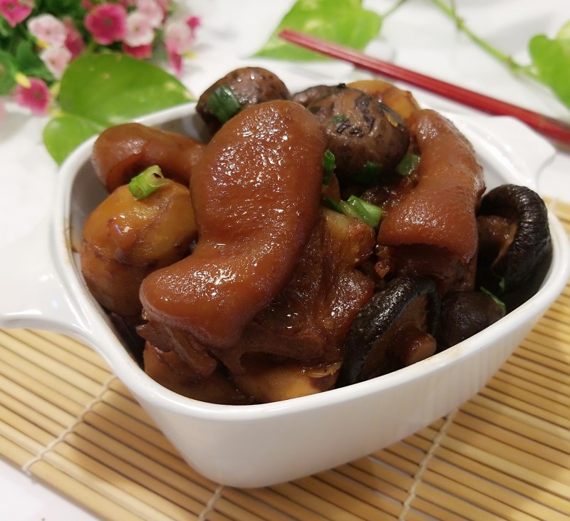 Braised Pig Trotters with Shiitake Mushrooms and Chestnuts