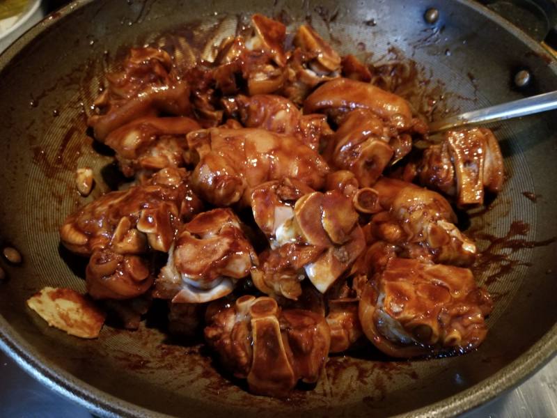 Steps for Making Braised Pig Trotters with Shiitake Mushrooms and Chestnuts