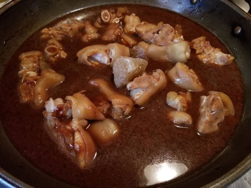 Steps for Making Braised Pig Trotters with Shiitake Mushrooms and Chestnuts