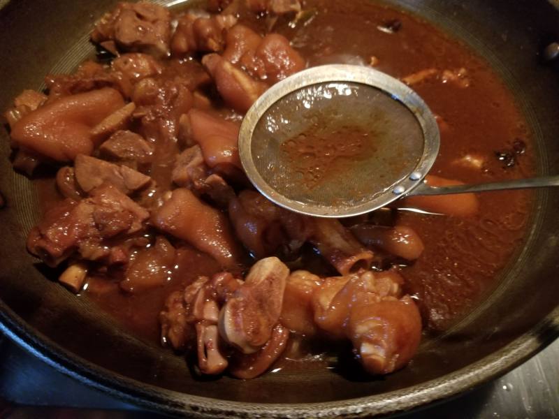 Steps for Making Braised Pig Trotters with Shiitake Mushrooms and Chestnuts