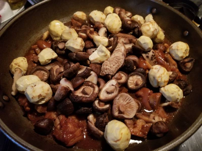 Steps for Making Braised Pig Trotters with Shiitake Mushrooms and Chestnuts