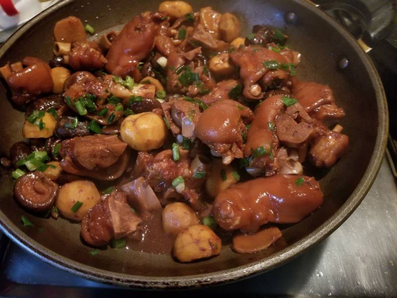 Steps for Making Braised Pig Trotters with Shiitake Mushrooms and Chestnuts