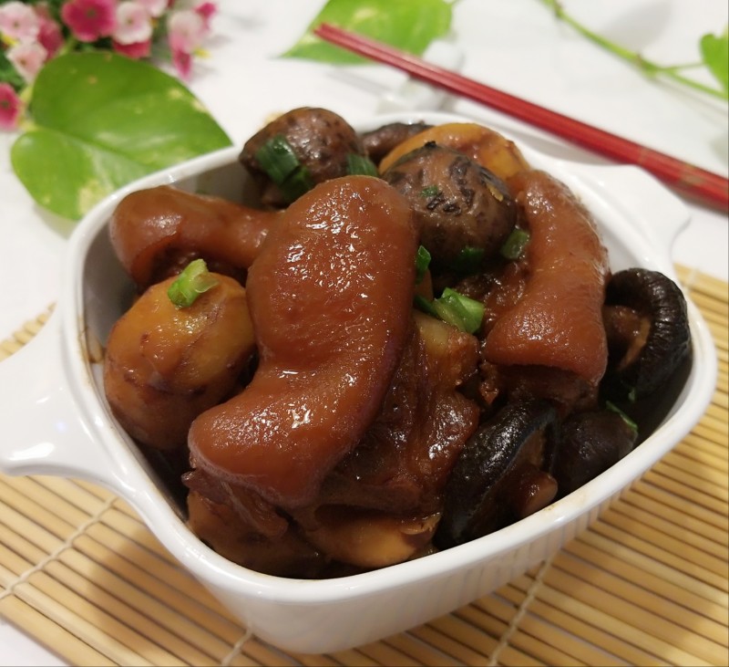 Braised Pig Trotters with Shiitake Mushrooms and Chestnuts