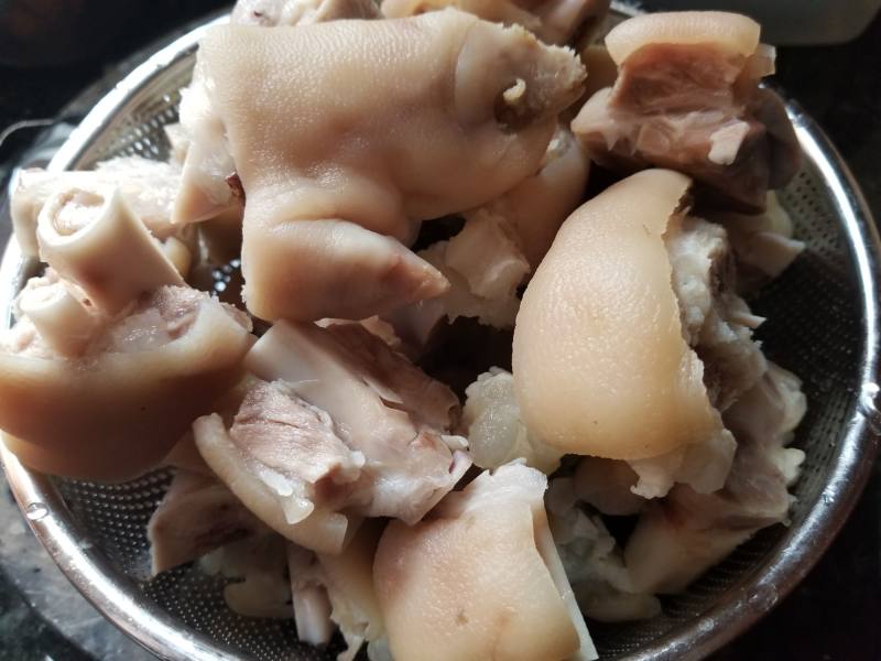 Steps for Making Braised Pig Trotters with Shiitake Mushrooms and Chestnuts