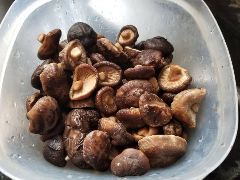 Steps for Making Braised Pig Trotters with Shiitake Mushrooms and Chestnuts