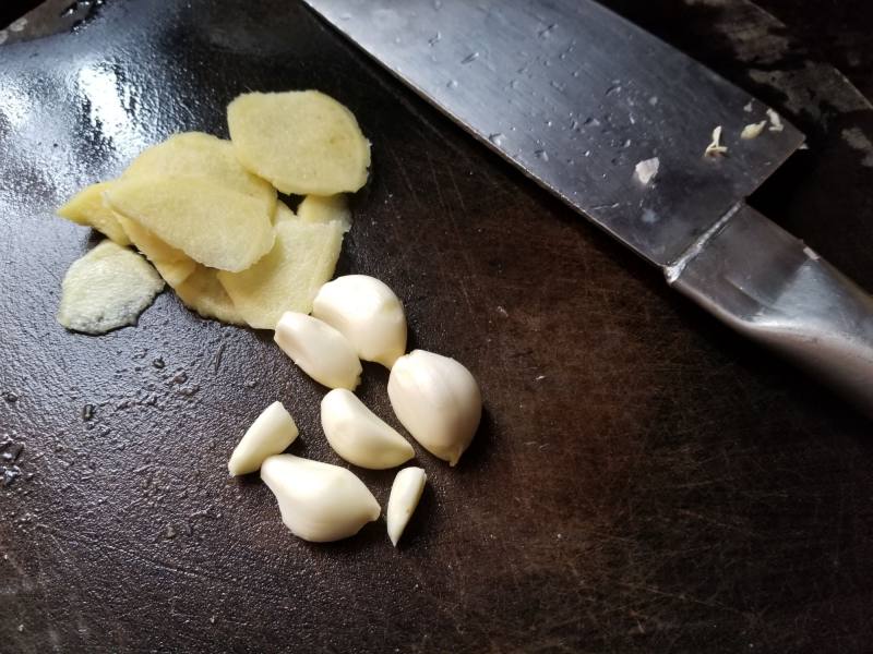 Steps for Making Braised Pig Trotters with Shiitake Mushrooms and Chestnuts