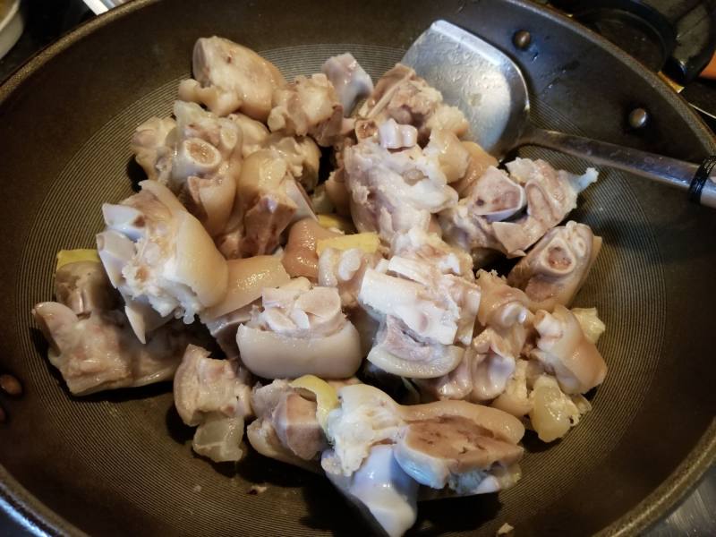 Steps for Making Braised Pig Trotters with Shiitake Mushrooms and Chestnuts