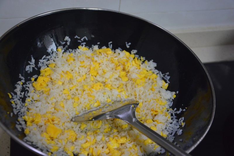 Steps for Making Homemade Egg Fried Rice