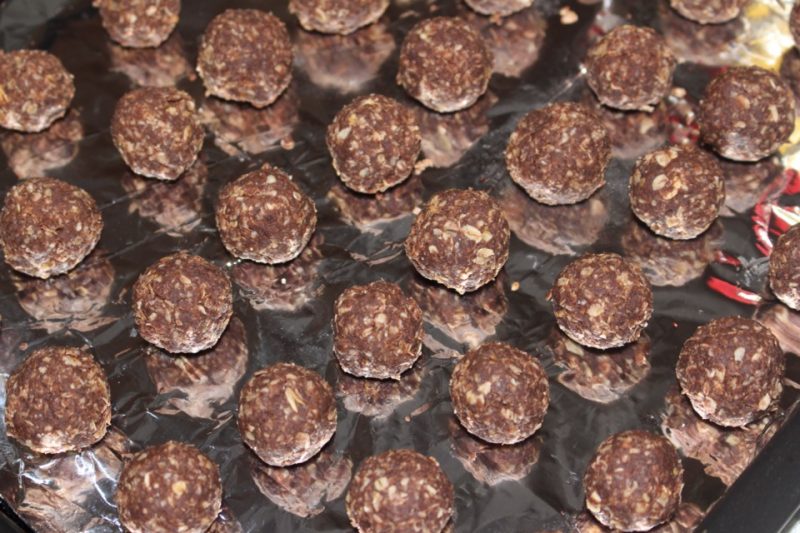 Steps to Make Chocolate Oat Energy Balls