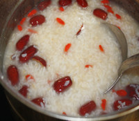 Steps for cooking Red Jujube Oatmeal and Goji Berry Porridge