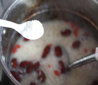 Steps for cooking Red Jujube Oatmeal and Goji Berry Porridge