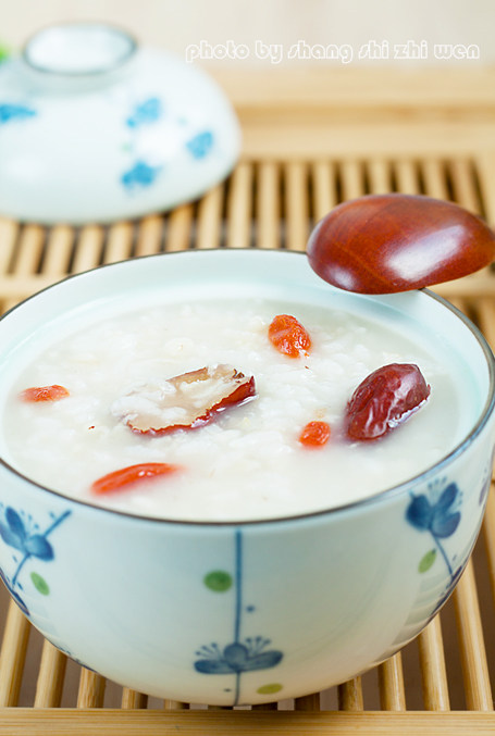 Red Jujube Oatmeal and Goji Berry Porridge