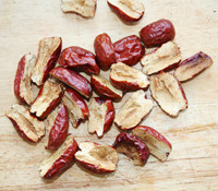 Steps for cooking Red Jujube Oatmeal and Goji Berry Porridge