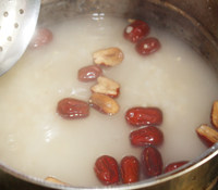 Steps for cooking Red Jujube Oatmeal and Goji Berry Porridge