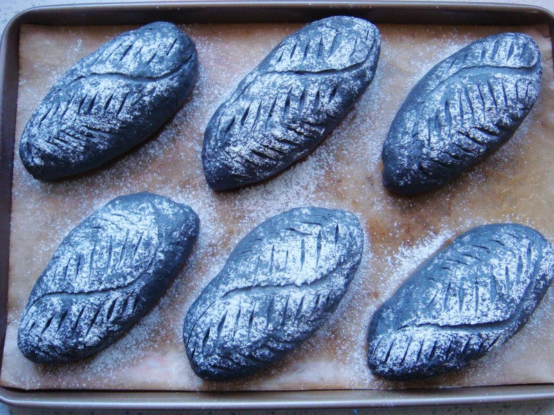 Steps for Making Bamboo Charcoal Soft European Bread