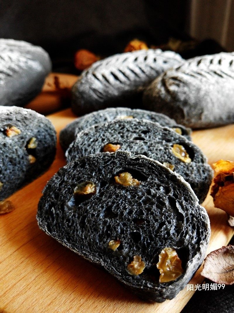 Steps for Making Bamboo Charcoal Soft European Bread