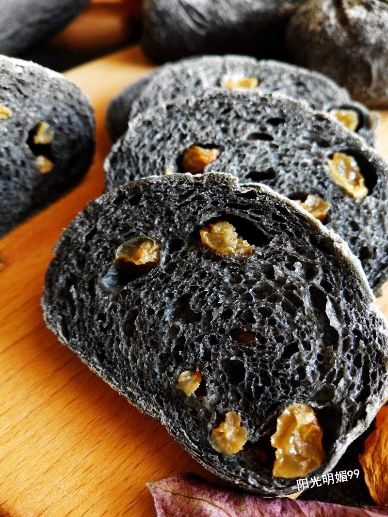 Steps for Making Bamboo Charcoal Soft European Bread