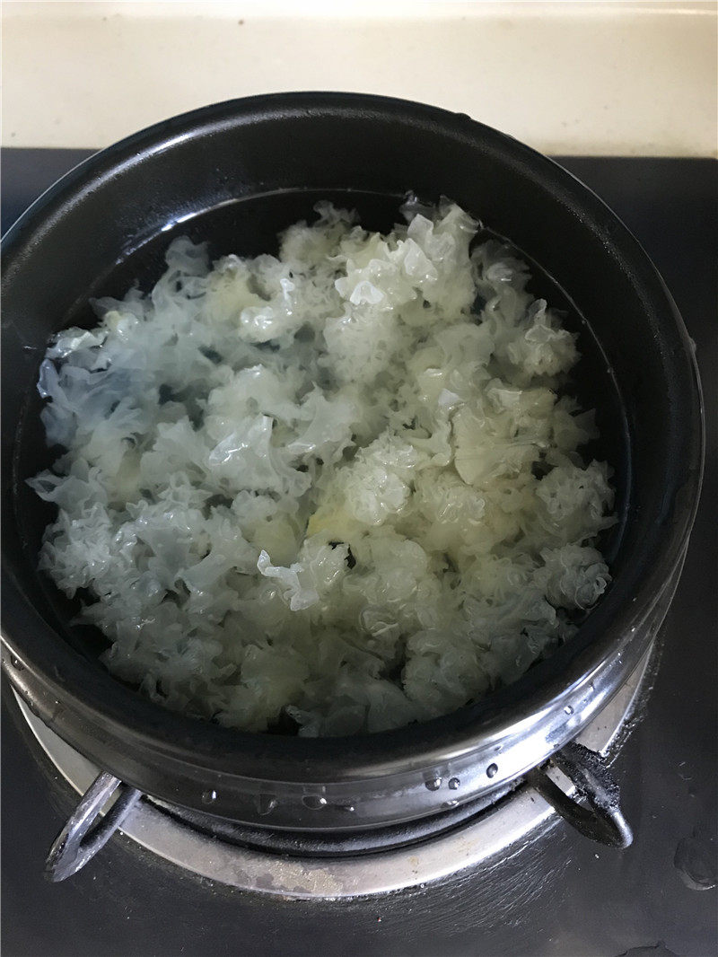 Steps for Cooking Snow Swallow and Tremella Soup