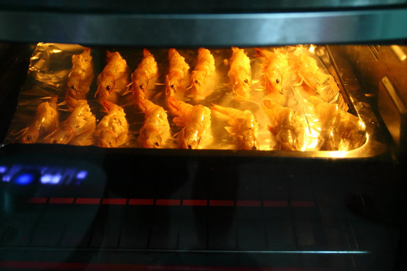 Detailed Steps for Cooking Healthy and Nutritious Garlic Roasted Shrimp