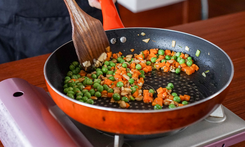 Steps for Making Vegetable and Matsutake Mushroom Fried Rice