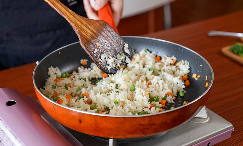 Steps for Making Vegetable and Matsutake Mushroom Fried Rice