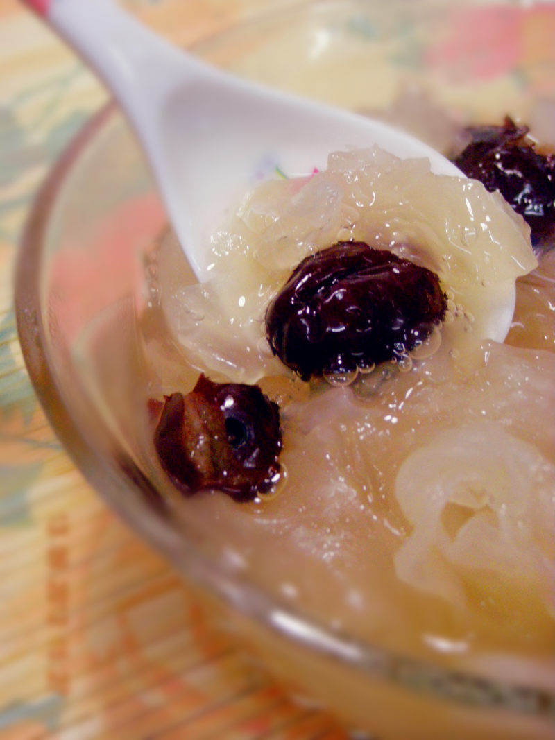 Detailed Steps for Cooking Beauty and Health Boosting Blood Supplement - Snow Pear and Tremella Fungus Congee with Rock Sugar