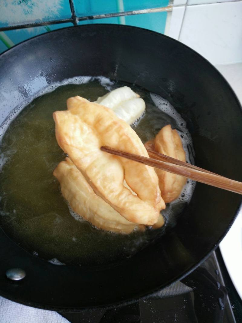 Steps for Making Crispy Fried Dough Sticks