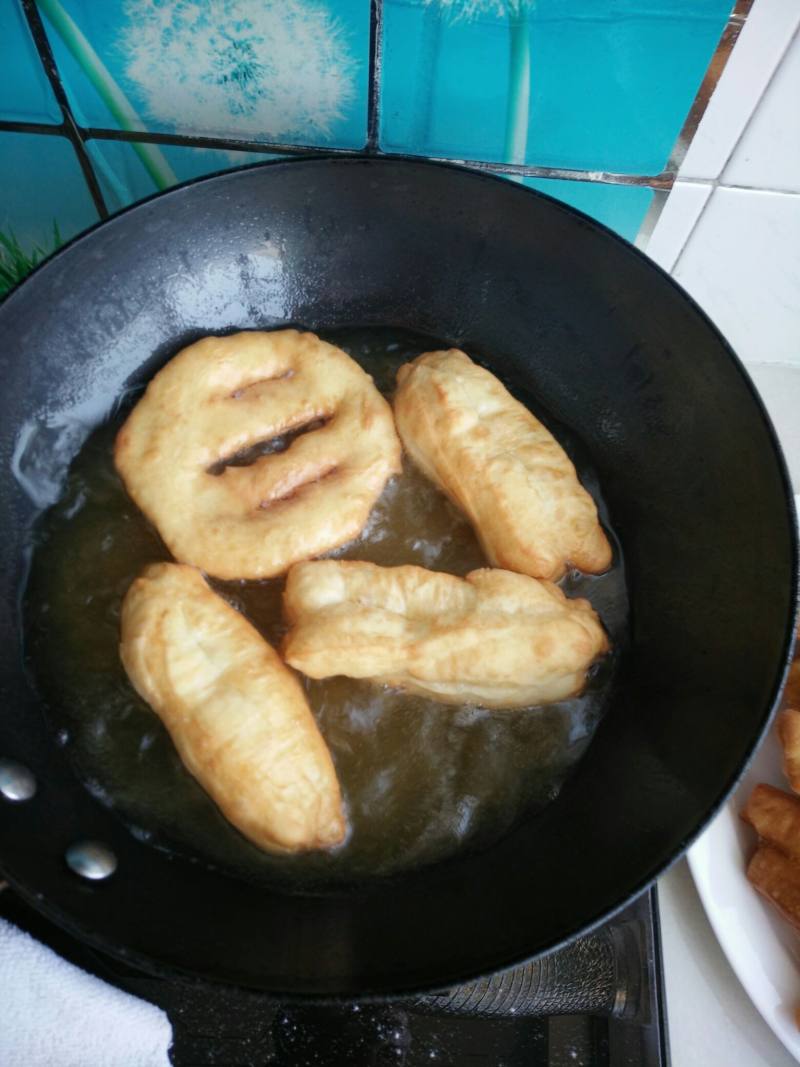 Steps for Making Crispy Fried Dough Sticks