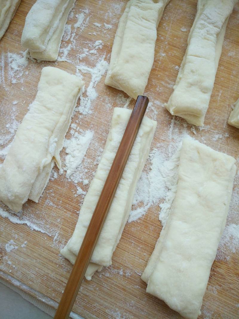 Steps for Making Crispy Fried Dough Sticks