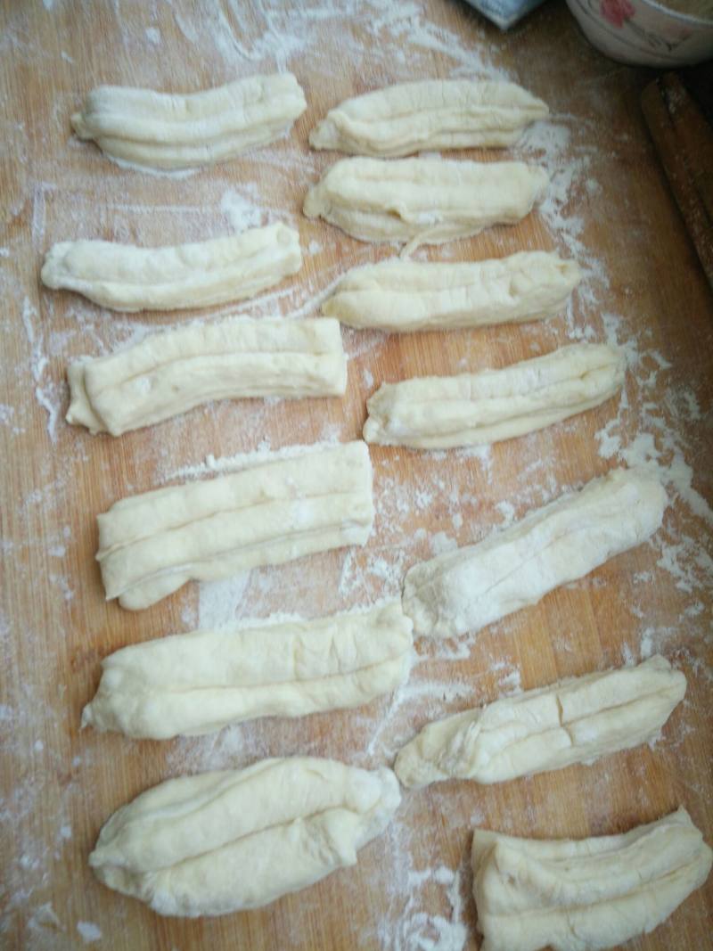 Steps for Making Crispy Fried Dough Sticks