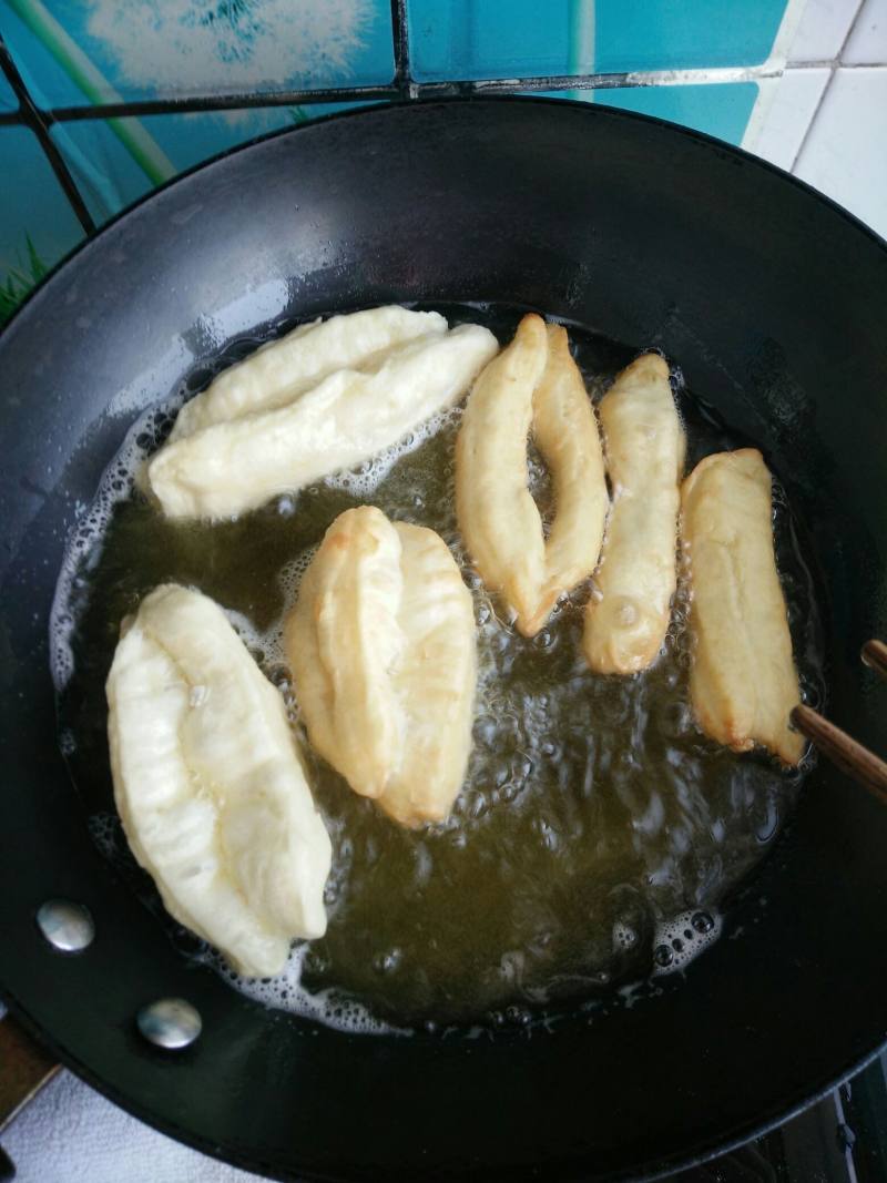 Steps for Making Crispy Fried Dough Sticks