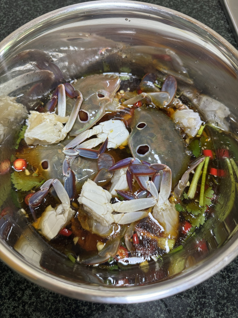 Steps for Cooking Raw Pickled Three-Eyed Crabs