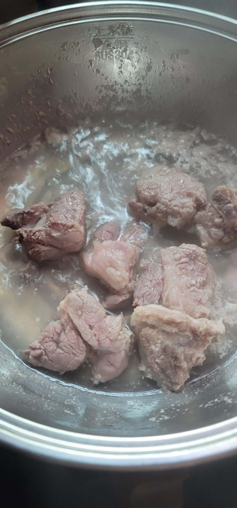 Steps for Making Chinese Foxglove and American Ginseng Pork Rib Soup