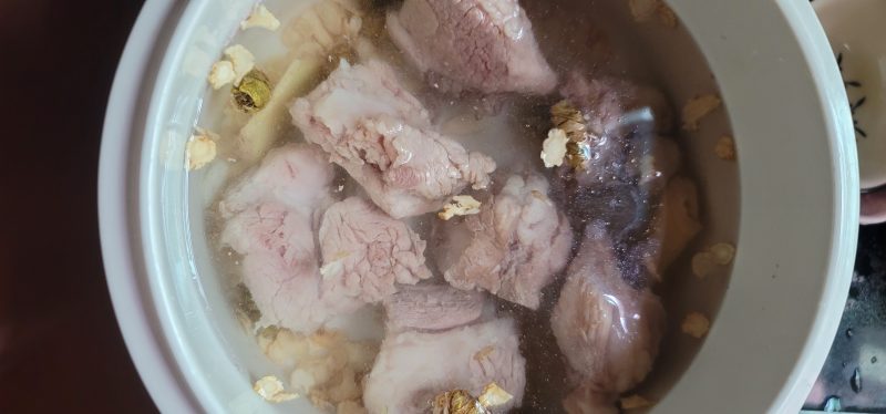 Steps for Making Chinese Foxglove and American Ginseng Pork Rib Soup