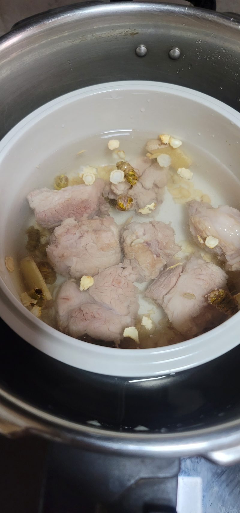 Steps for Making Chinese Foxglove and American Ginseng Pork Rib Soup