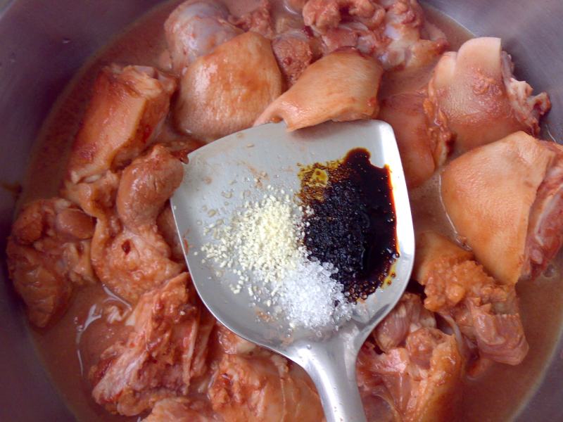 Steps for Making Braised Pork Knuckles with Fermented Bean Curd