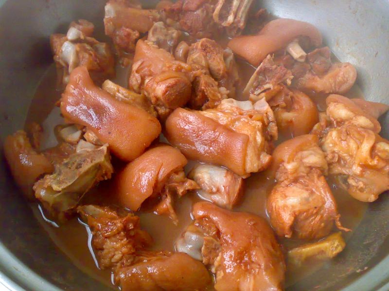 Steps for Making Braised Pork Knuckles with Fermented Bean Curd