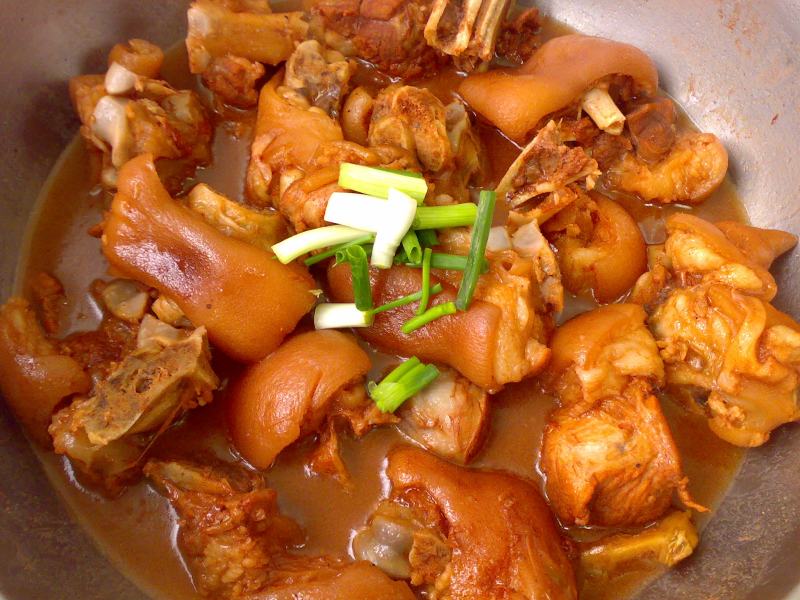 Steps for Making Braised Pork Knuckles with Fermented Bean Curd