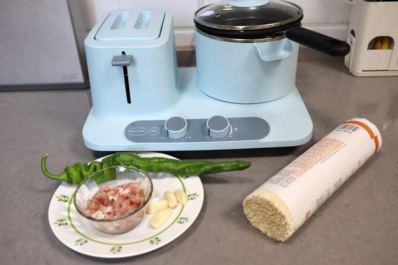 Steps for Making Minced Pork and Chili Pepper Noodles