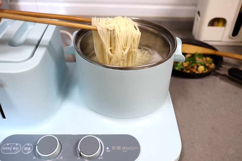 Steps for Making Minced Pork and Chili Pepper Noodles