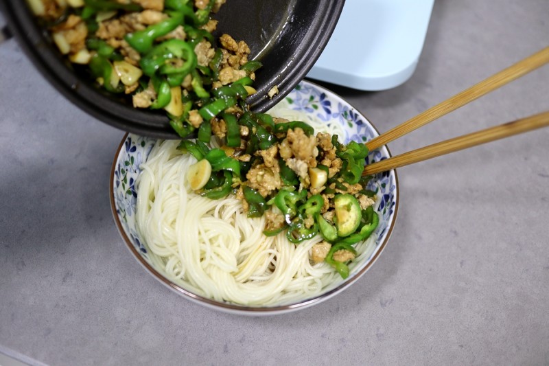 Steps for Making Minced Pork and Chili Pepper Noodles