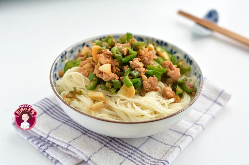 Minced Pork and Chili Pepper Noodles