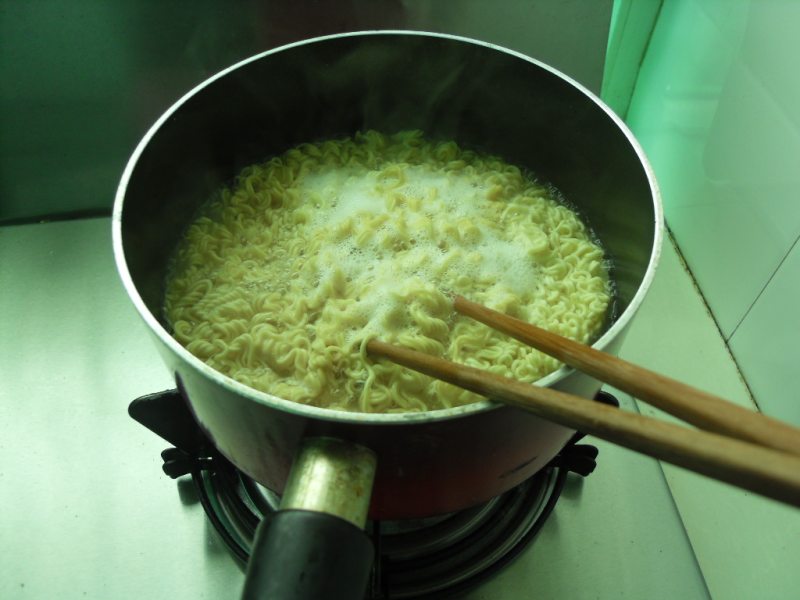 Steps for Cooking Colorful Home-style Noodles